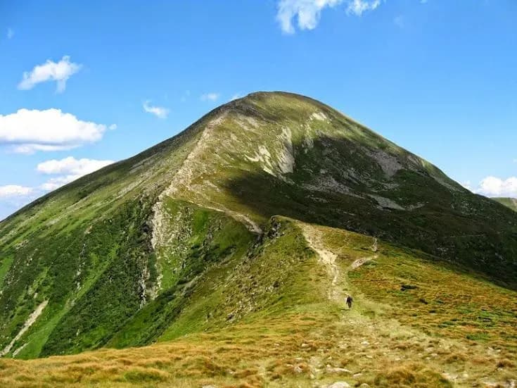 стежка на хребті гори Петрос