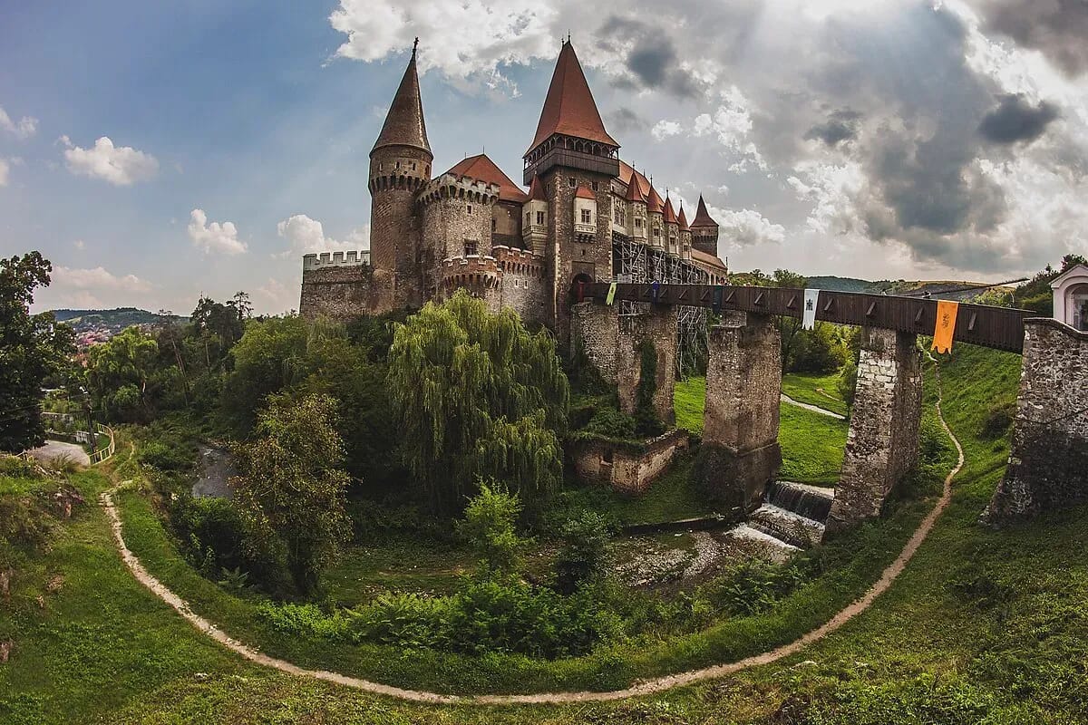 Замок Гуняді (Castelul Huniade)