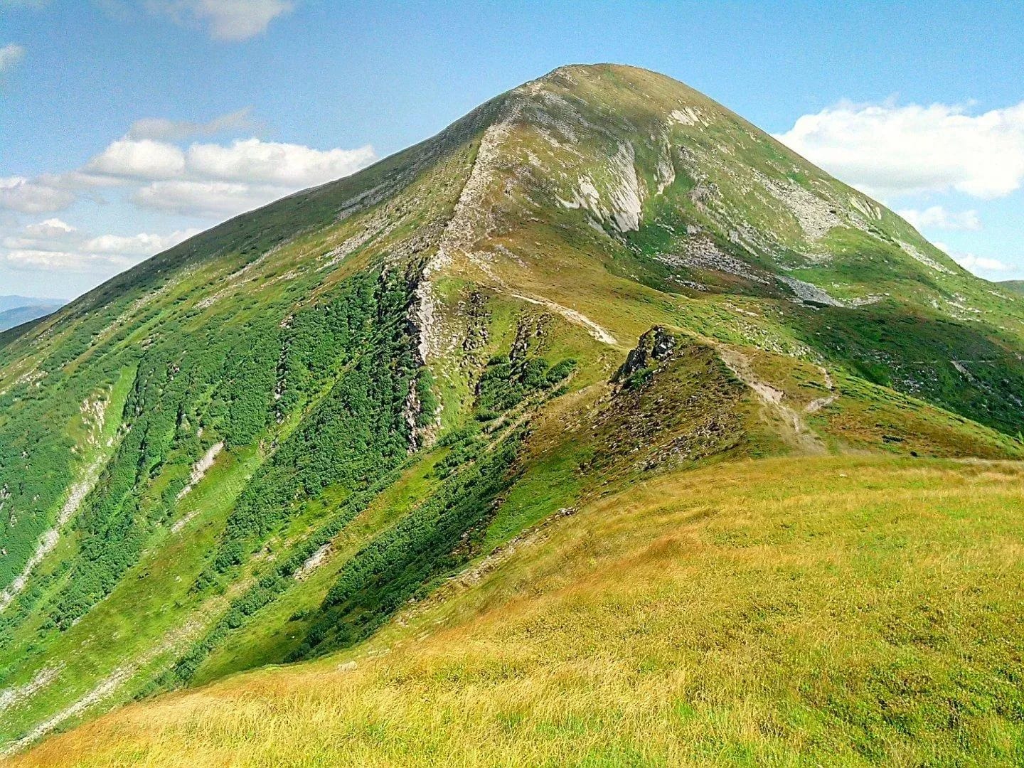 піша тропа на гору Говерла в соняну погоду