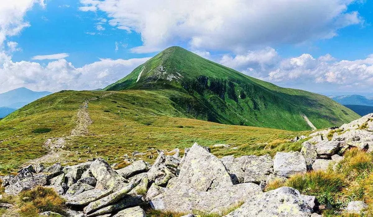 тропа викладена з каміння на гору Говерла